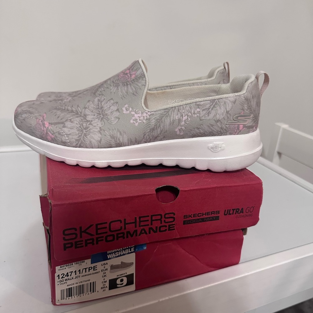 Sketcher’s go walk joy
